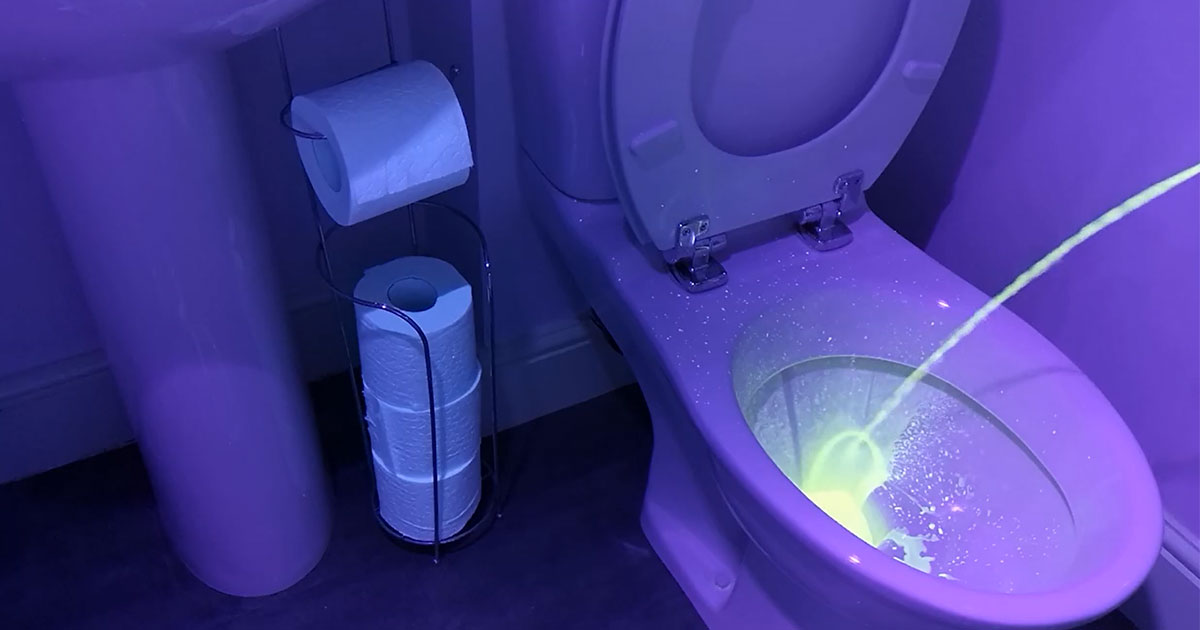 UV Light Revealed How Far Droplets Of Urine Can Go When Peeing Standing Up Small Joys