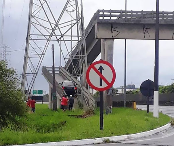 Driver Mistakes A Footbridge For An Overpass Driver Mistakes A Footbridge For An Overpass