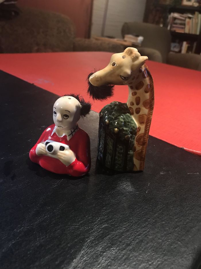 Found These Weird Ass Salt And Pepper Shakers. A Giraffe Eating A Tourist’s Toupee Found These Weird Ass Salt And Pepper Shakers. A Giraffe Eating A Tourist’s Toupee
