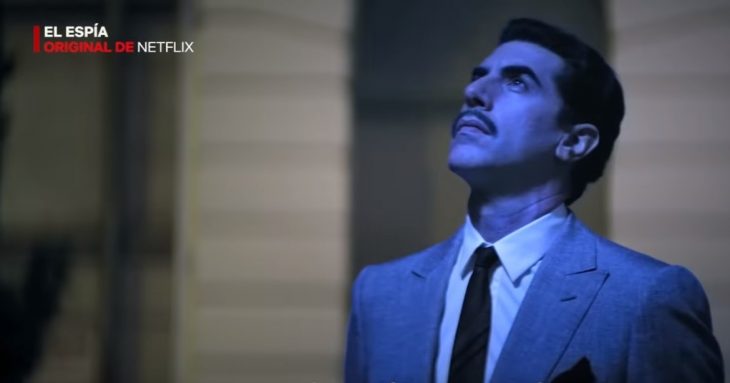 Hombre mirando hacia el cielo, escena de la película El espía, origina de Netflix