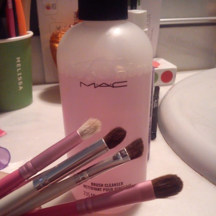 locion corporal y brochas de maquillaje