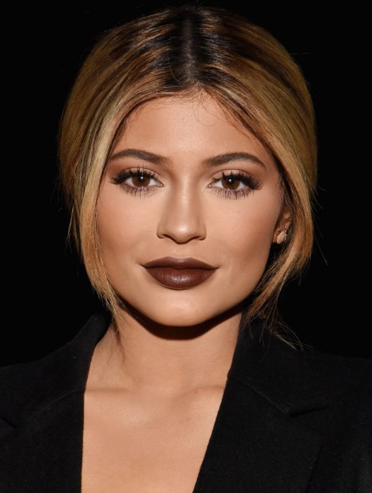 Kylie Jenner en el desfile de Vera Wang usando un traje y labios color café