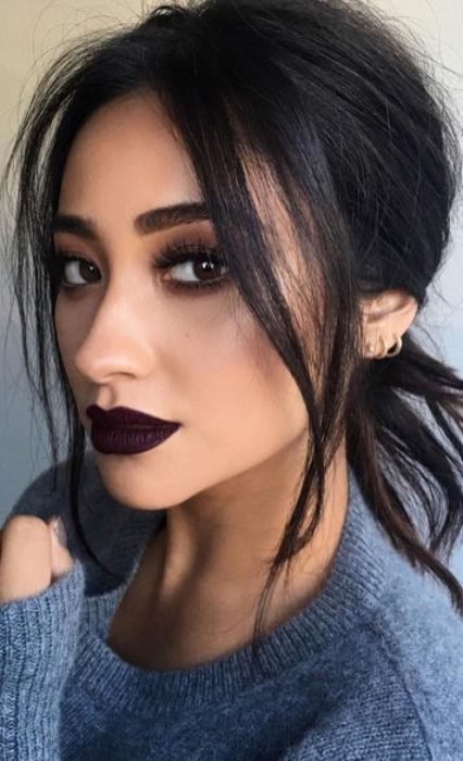 Chica usando los labios en un tono negro