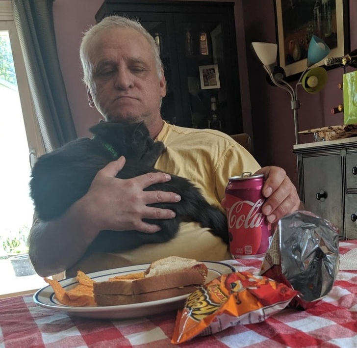 20 People Who Didn’t Want “Those Pets in the House” but Now Can’t Spend a Day Without Them