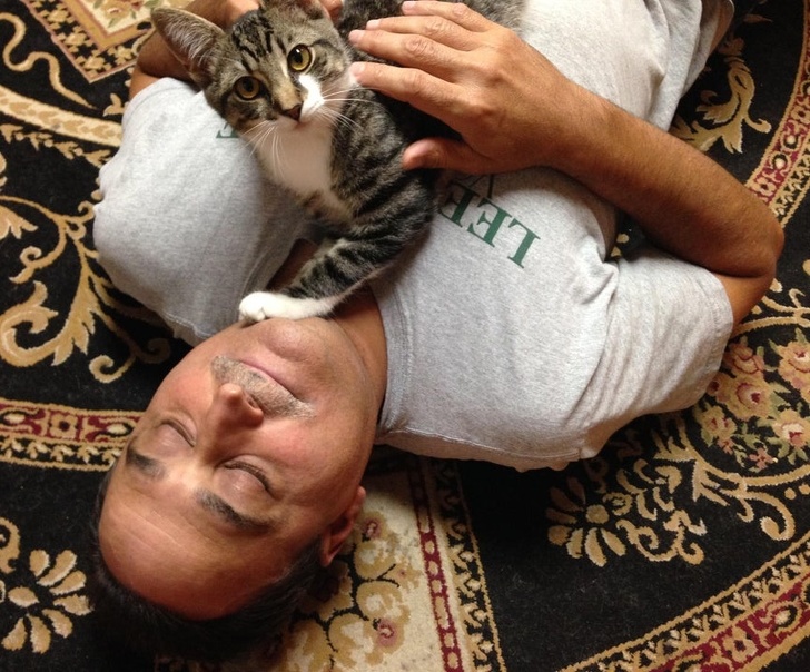 20 People Who Didn’t Want “Those Pets in the House” but Now Can’t Spend a Day Without Them