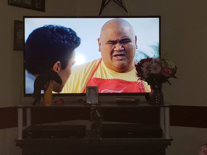 The Way My Mom Watches TV With Things Obscuring The Screen The Way My Mom Watches TV With Things Obscuring The Screen