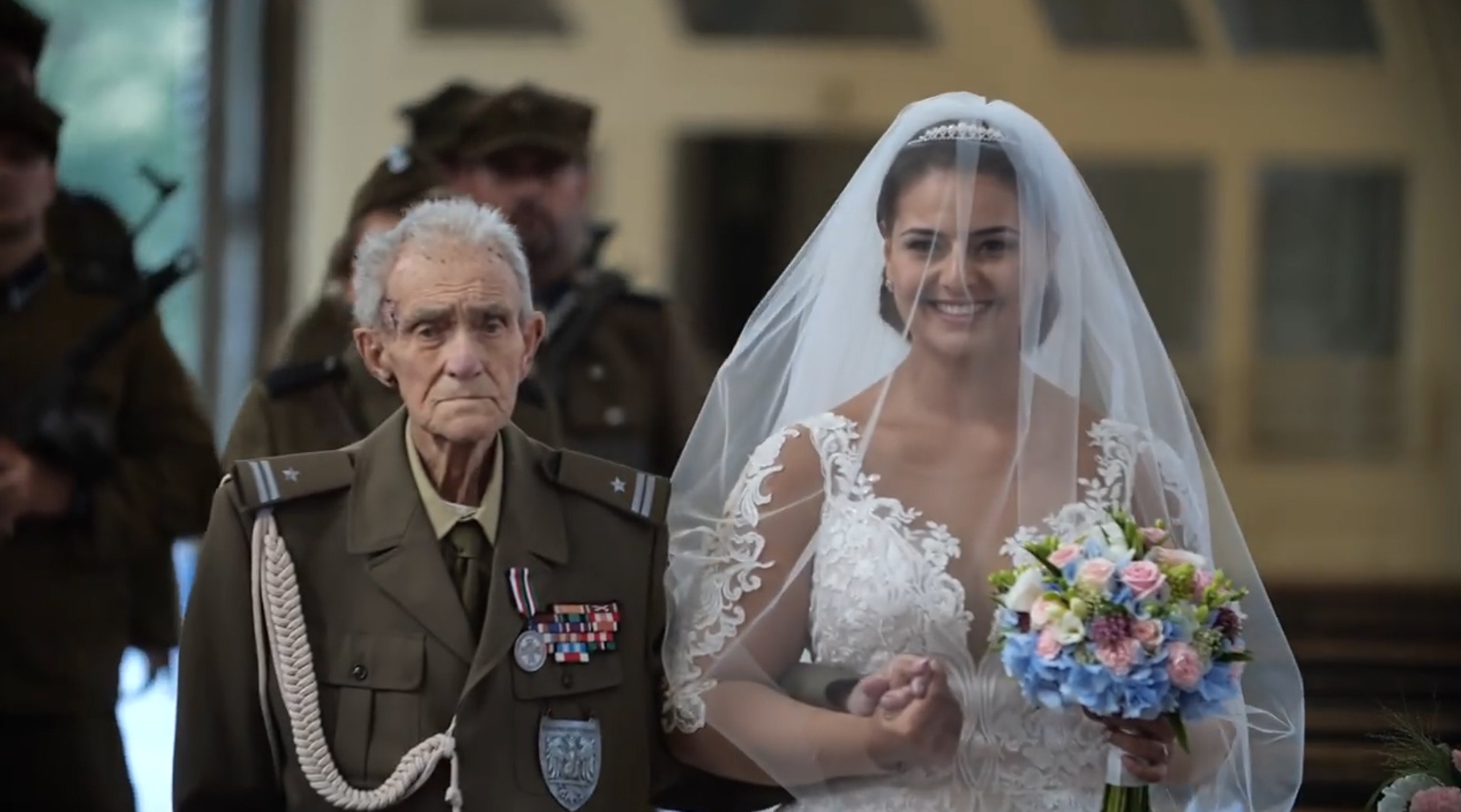 Дедушка на свадьбе внучки. Дедушка с внучкой на свадьбе. Ветеран с внучкой. Польская невеста.