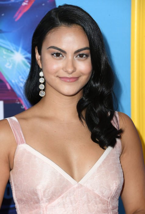 Estrella Camila Mendes durante la entrega de premios teen choice