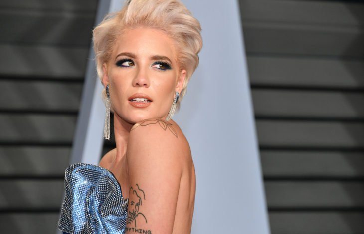 Cantante Halsey durante la alfombra roja de los premios grammy