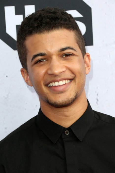 Actor Jordan Fisher posando para las fotografías de la alfombra roja de la cadena de televisión tbs