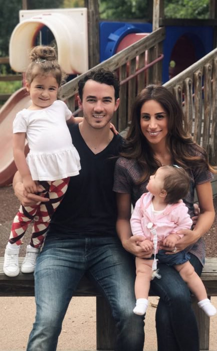 familia paseando en el parque