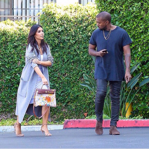 Kim Kardashian caminando junto a su esposo Kanye West