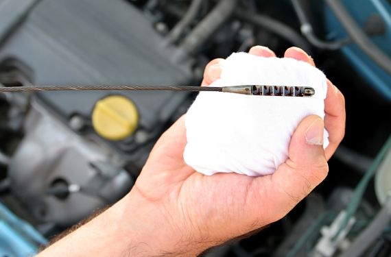 Resultado de imagen de nivel de aceite coche