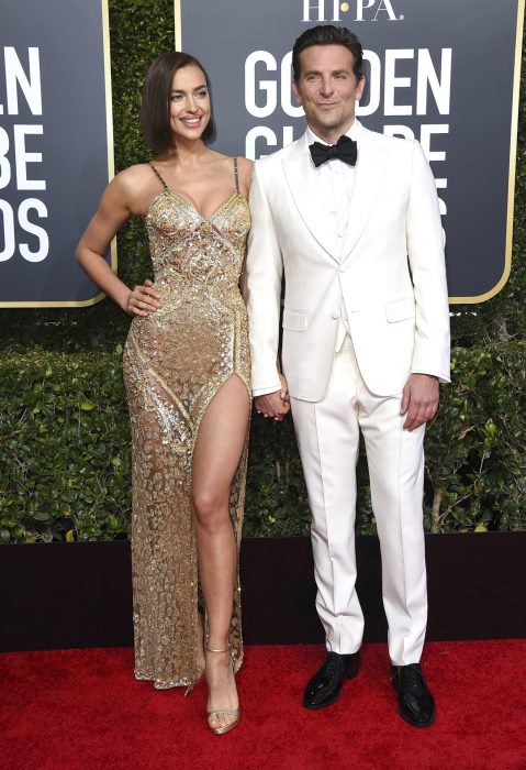 Bradley Cooper e Irina Shayk tomados de la mano durante la sesión de fotos de la alfombra roja de los Globos de Oro 2019