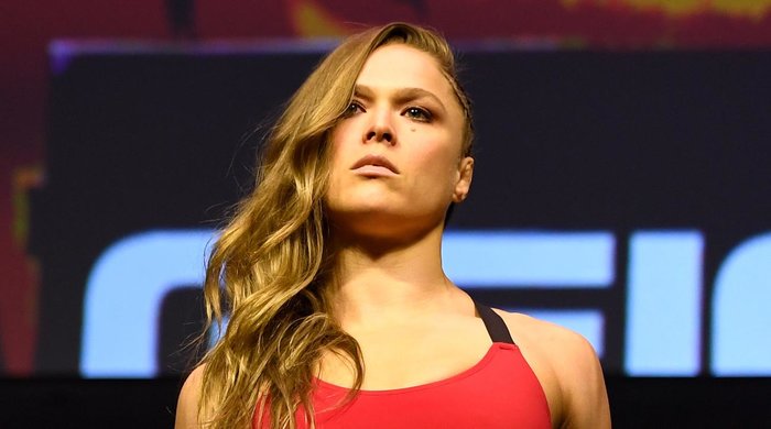 chica con mirada retadora frente al publico