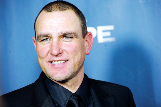 hombre sonriendo hasta mostrar sus dientes