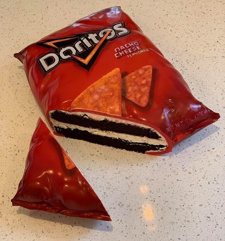 25 Cakes With Deceptive Looks That Left Us Thunderstruck