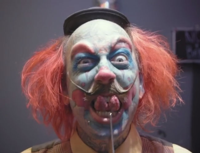 Un Homme Avec Un Tatouage Permanent De Clown Malchanceux Dans Ses Relations Dit Qu Il Aime Ce Qu Il Fait Et Qu Il Ne Regrette Rien Vonjour