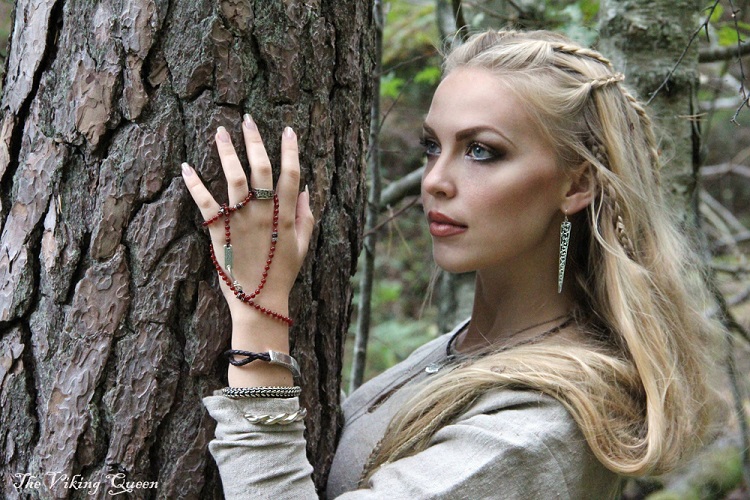 A Woman Dresses Up And Lives As The Modern-Day 'Viking Queen' - Small Joys