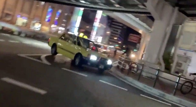 大阪のタクシー 自転車を轢き殺そうと