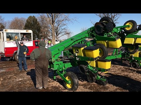 Plus De 200 Agriculteurs Sont Restes Silencieux Pendant Une Vente Aux Encheres Afin Qu Un Jeune Homme Puisse Racheter Sa Ferme Familiale Vonjour