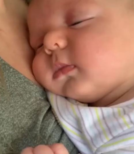 Ce Bebe Mignon Semble Sourire Dans Son Sommeil Vonjour