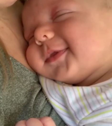 Ce Bebe Mignon Semble Sourire Dans Son Sommeil Vonjour