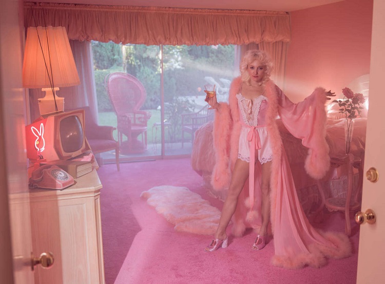 Fashion Photographer Turned Her Home Into A 1970's Barbie-Themed House - Small Joys