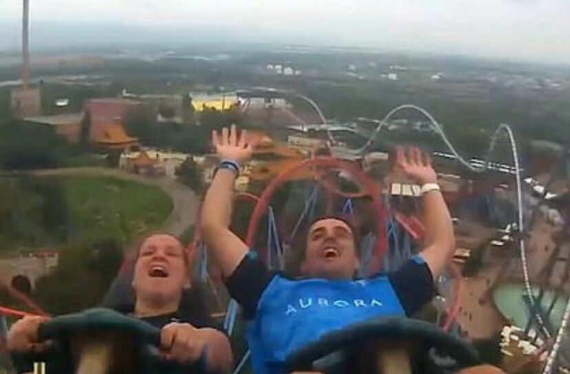 Garcon Qui Tombe D Une Attraction Video Un homme a attrapé le téléphone portable de quelqu'un en plein vol