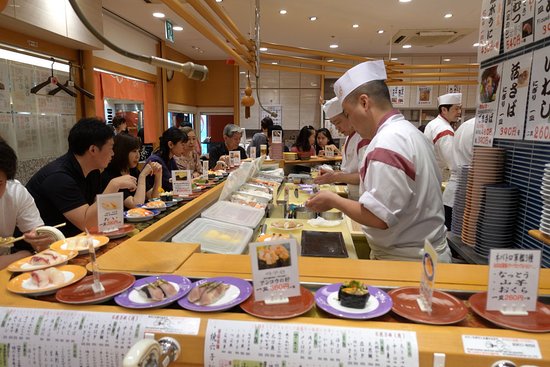 炎上 とある回転寿司店で 女児が素手で寿司を触りまくる動画が投稿され非難殺到 Hachibachi