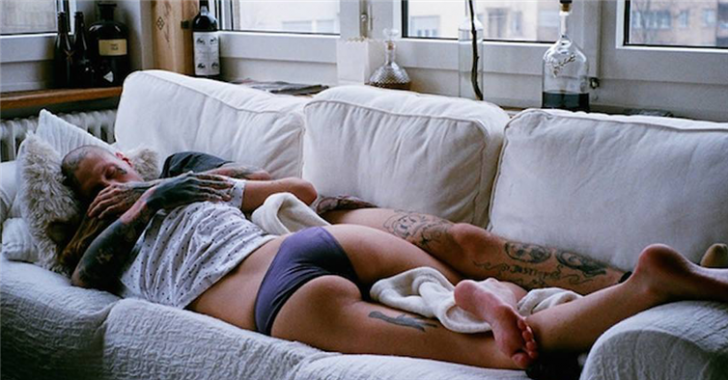 Un Padre ruso encuentra a su hija de 17 años durmiendo con un chico desnudo en el sofá de su casa