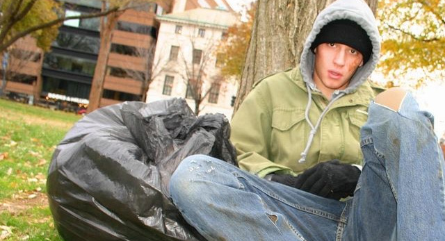 Un Padre ruso encuentra a su hija de 17 años durmiendo con un chico desnudo en el sofá de su casa