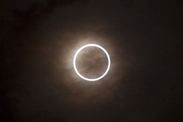 파일:external/upload.wikimedia.org/640px-Annular_solar_eclipse_2012.jpg