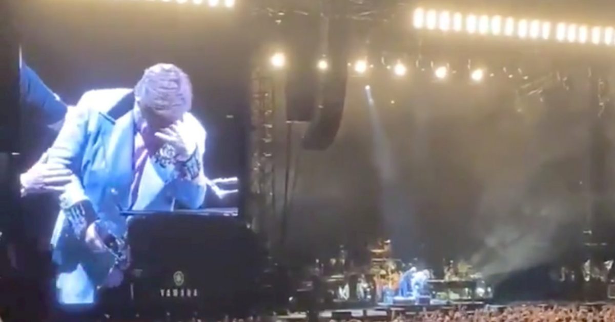 Elton John a du quitter la scène en plein concert en ...
