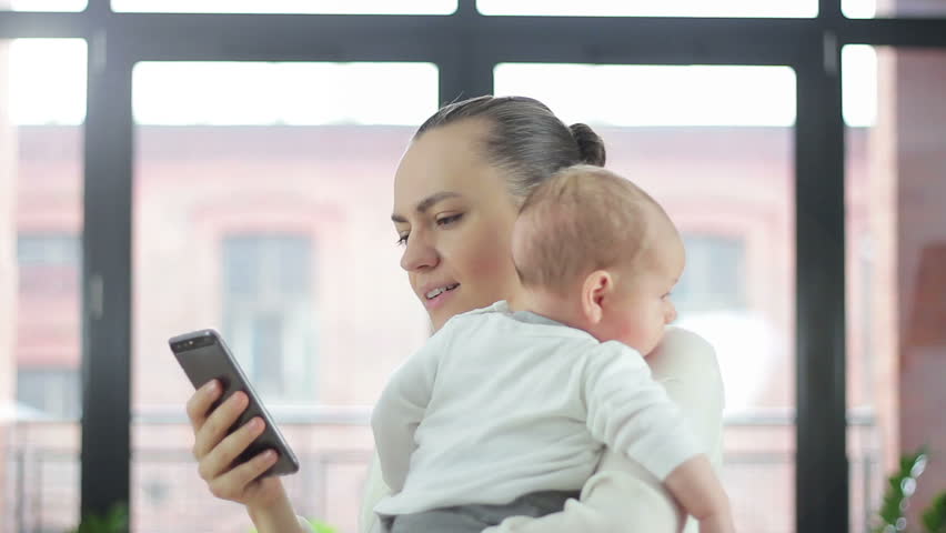 Resultado de imagen de mother cheking phone"