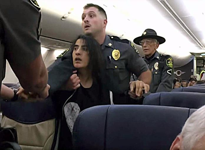 Resultado de imagen de la sacan del avion