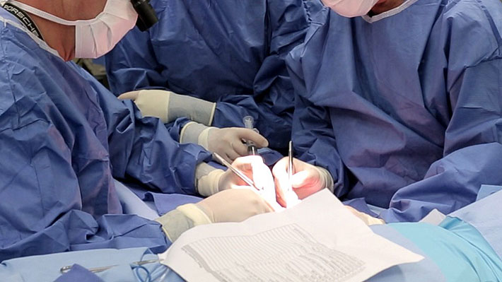 Resultado de imagen de medicos extraen agujas