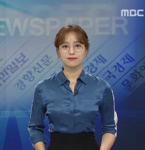 안경 쓰고 최초로 '뉴스' 진행한 아나운서, 이번엔 '노브라' 생방송에 도전했다 (영상) - Newsnack 안경 쓰고 최초로 '뉴스' 진행한 아나운서, 이번엔 '노브라' 생방송에 도전했다 (영상) - Newsnack
