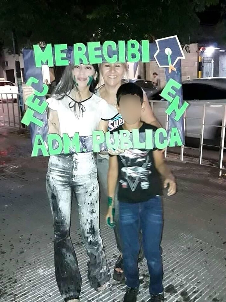 Brenda, la víctima, tras recibirse en la facultad. 