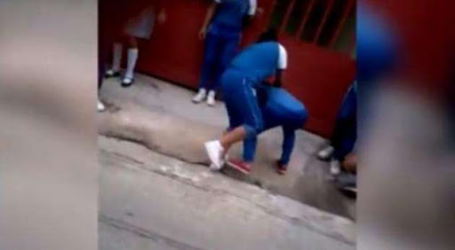 Resultado de imagen de Niña de 13 años muere días después de una pelea afuera de la escuela