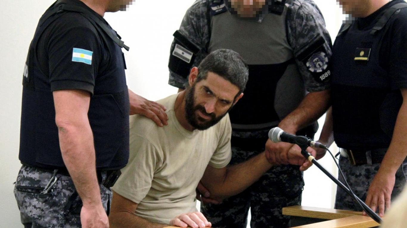 Resultado de imagen de Asesinó a su madre y a su tía, se cree un gato y quiere quitarse la vida porque lo bañaron