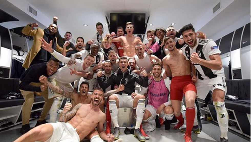 Resultado de imagen de equipo juventus vestuario