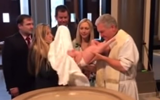 Resultado de imagen de cura ahoga a niño en bautismo