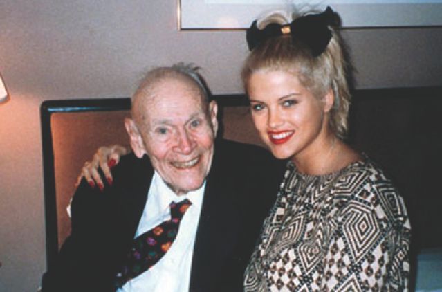 Joven de 25 años se casó con un anciano de 85 años ¡La noche de bodas se llevó una SORPRESA! - Imagen 1