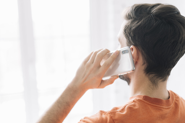 Resultado de imagen de chico llamando por telefono