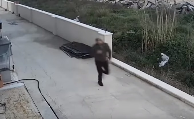 Resultado de imagen de ladron se asusta luego de ver su reflejo y huye