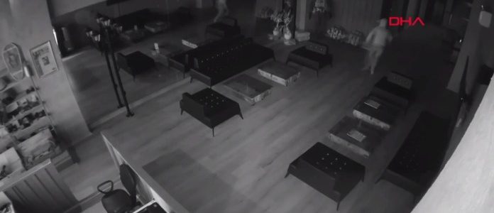 Resultado de imagen de ladron se asusta luego de ver su reflejo y huye