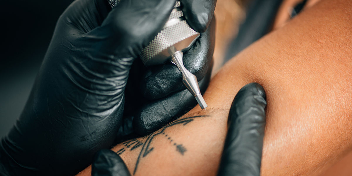 Resultado de imagen de hombre se tatua el miembro propiedad de karen