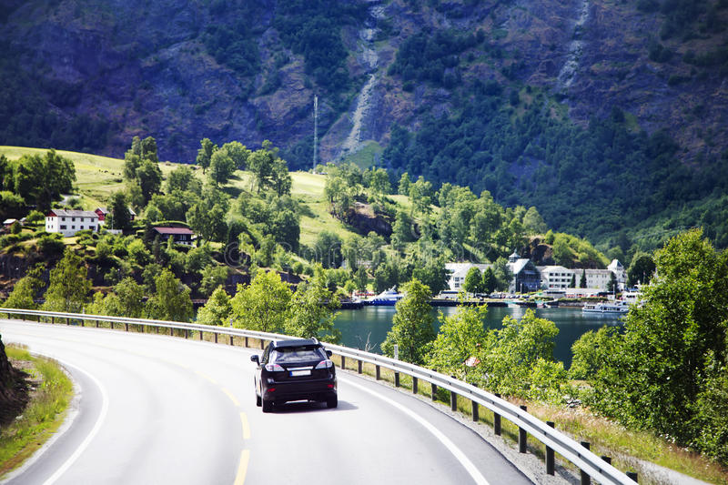 Resultado de imagen de auto en camino