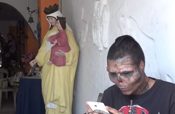 Se operó para parecer una calavera
